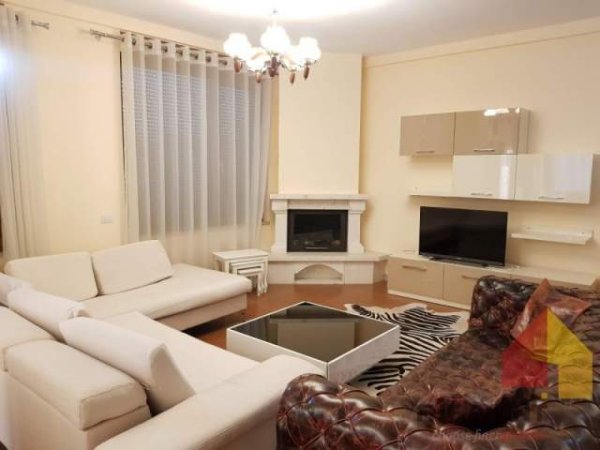 Tirane, jepet me qera Vile 3 Katshe Kati 3, 260 m² 2.500 Euro (Rruga e Vilave, Teg)
