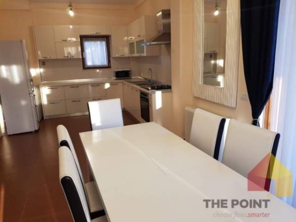 Tirane, jepet me qera Vile 3 Katshe Kati 3, 260 m² 2.500 Euro (Rruga e Vilave, Teg)