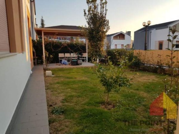 Tirane, jepet me qera Vile 3 Katshe Kati 3, 260 m² 2.500 Euro (Rruga e Vilave, Teg)