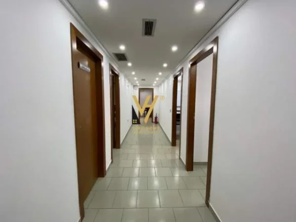 Tirane, shitet dyqan Kati -1, 315 m² 395.000 Euro (rruga e kavajes)