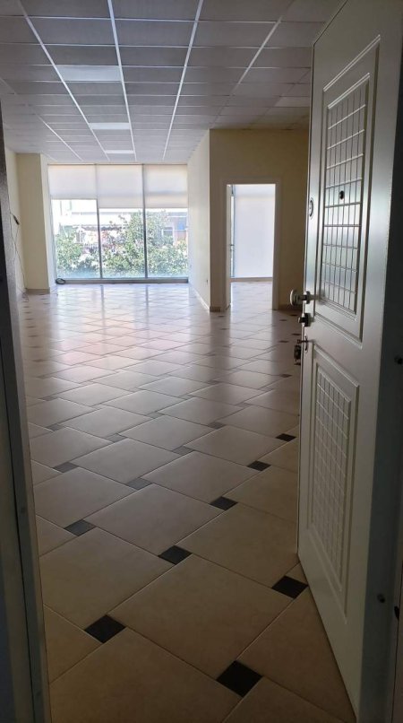 Durres, jepet me qera zyre Kati 2, 100 m² 500 Euro (Afer Gjykates, Durres)