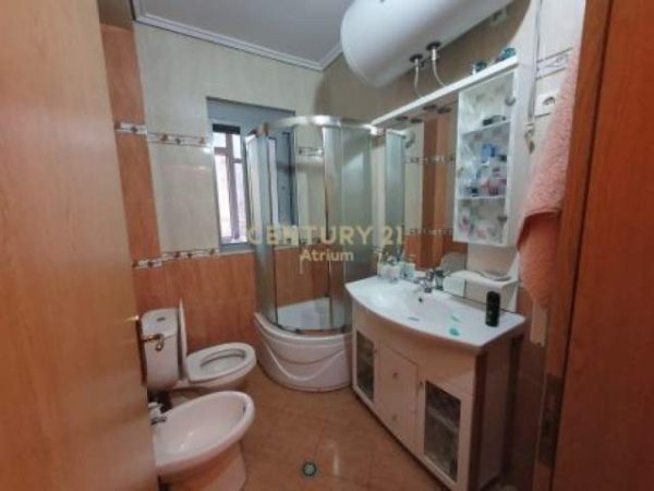 Tirane, jepet me qera apartament 2+1+BLK Kati 2, 86 m² 300 Euro (Fresku)