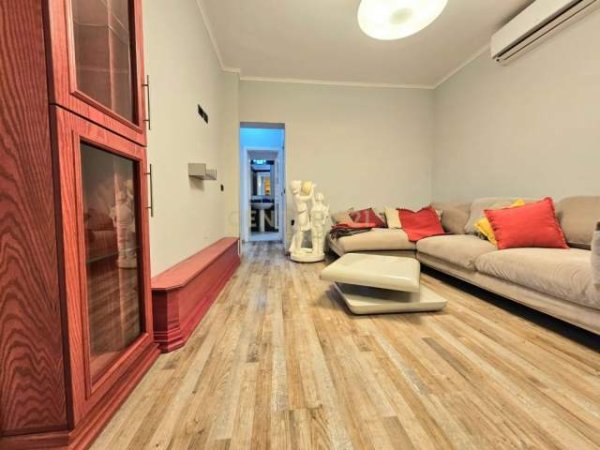 Tirane, jepet me qera apartament 2+1 Kati 4, 110 m² 600 Euro (Ambasada Amerikane)