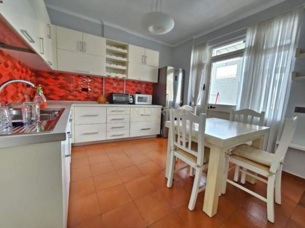 Tirane, jepet me qera apartament 2+1 Kati 4, 110 m² 600 Euro (Ambasada Amerikane)