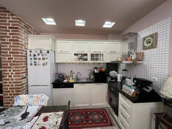 Tirane, shitet apartament 3+1+BLK Kati 3, 140.000 m² 140.000 Euro (Fresku)