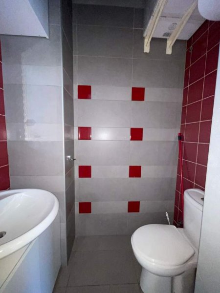 Tirane, jepet me qera zyre Kati 2, 30 m² 300 Euro (Rruga “Myslym Shyri”)