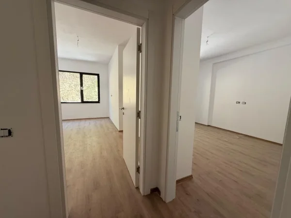 Tirane, shitet apartament 2+1+Ballkon Kati 2, 123 m² 160.810 € (Rruga e Elbasanit)