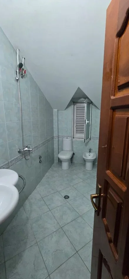Tirane, jepet me qera apartament duplex 3+1 Kati 2, 125 m² 700 € (qytet studenti)