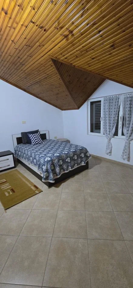 Tirane, jepet me qera apartament duplex 3+1 Kati 2, 125 m² 700 € (qytet studenti)