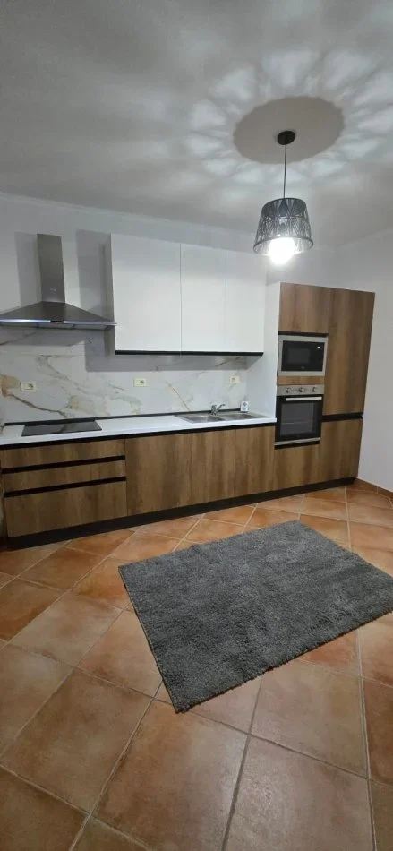 Tirane, jepet me qera apartament duplex 3+1 Kati 2, 125 m² 700 € (qytet studenti)