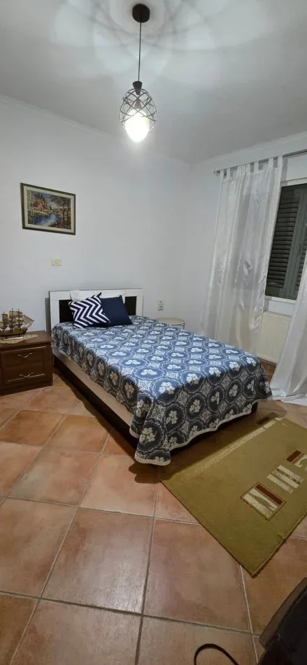 Tirane, jepet me qera apartament duplex 3+1 Kati 2, 125 m² 700 € (qytet studenti)