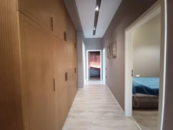 Tirane, shitet apartament 2+1+Ballkon Kati 4, 102 m² 200.000 € (Ali Demi)