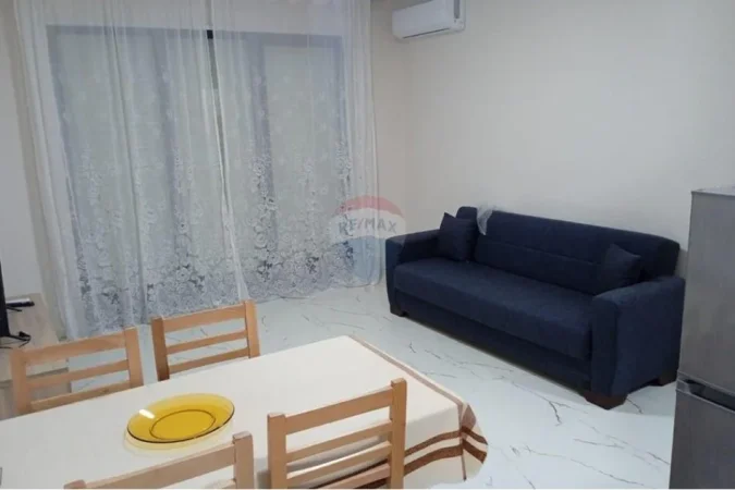 Tirane, jepet me qera apartament 1+1 , 55 m² 600 € (Prane Bllokut te Ambasadave)