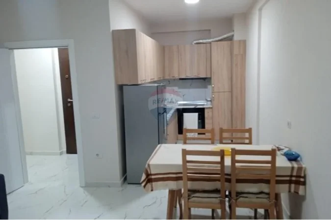 Tirane, jepet me qera apartament 1+1 , 55 m² 600 € (Prane Bllokut te Ambasadave)