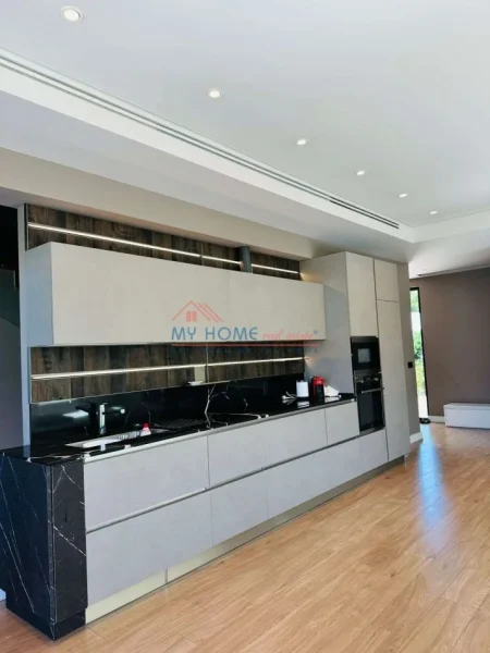 Durres, shitet Vile 5+1+Ballkon Kati 2, 520 m² 835.000 € (Gjiri Lalzit)