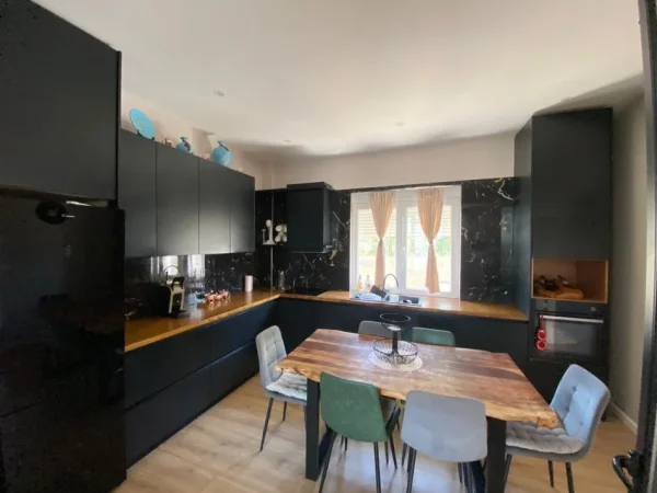 Tirane, shitet Vile 2 Katshe Kati 1, 800 m² 350.000 € (Fortuzaj)