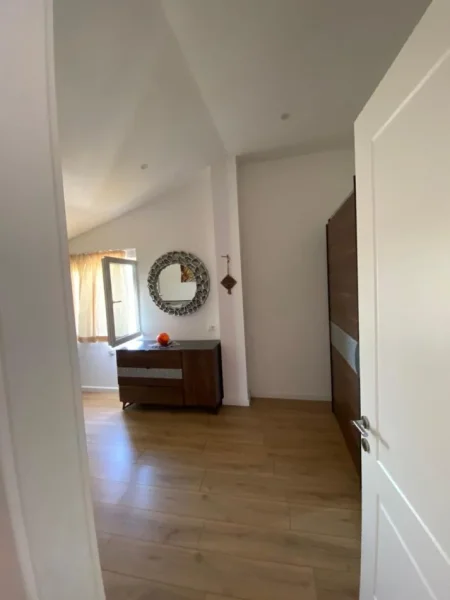 Tirane, shitet Vile 2 Katshe Kati 1, 800 m² 350.000 € (Fortuzaj)