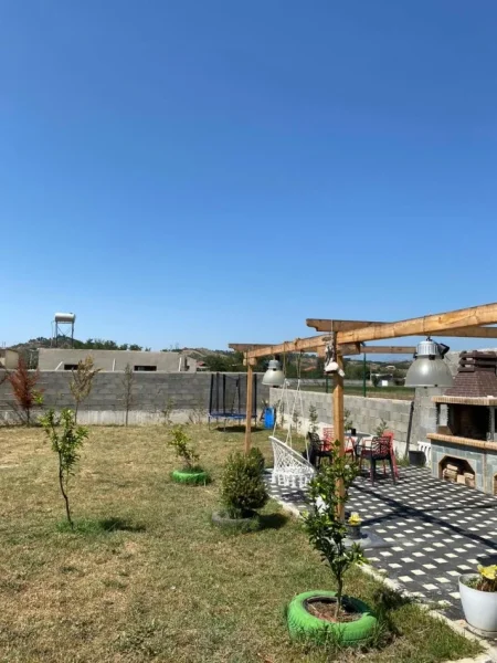 Tirane, shitet Vile 2 Katshe Kati 1, 800 m² 350.000 € (Fortuzaj)