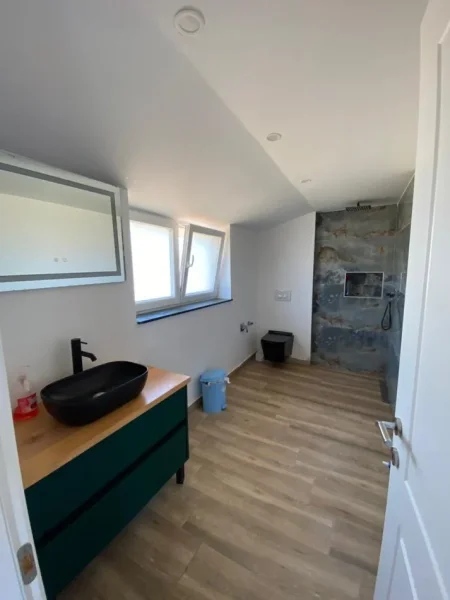 Tirane, shitet Vile 2 Katshe Kati 1, 800 m² 350.000 € (Fortuzaj)