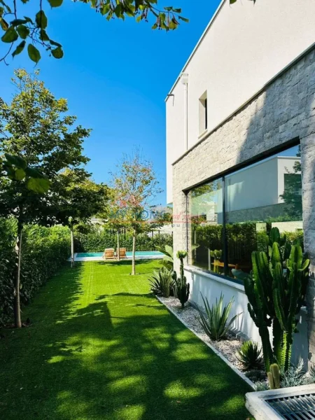 Durres, shitet Vile 5+1+Ballkon Kati 2, 520 m² 835.000 € (Gjiri Lalzit)