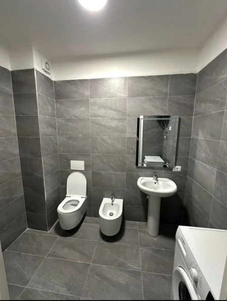 Tirane, jepet me qera 1+1 Kati 9, 2 m² 450 €  069 60 41 694
