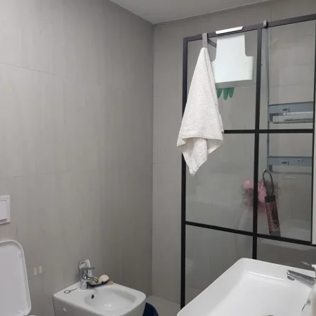 Tirane, jepet me qera apartament 2+1+Ballkon Kati 9, 100 m² 800 € (FioriDiBosco)