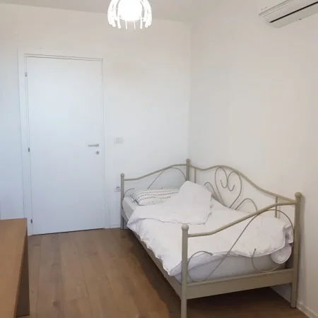 Tirane, jepet me qera apartament 2+1+Ballkon Kati 9, 100 m² 800 € (FioriDiBosco)