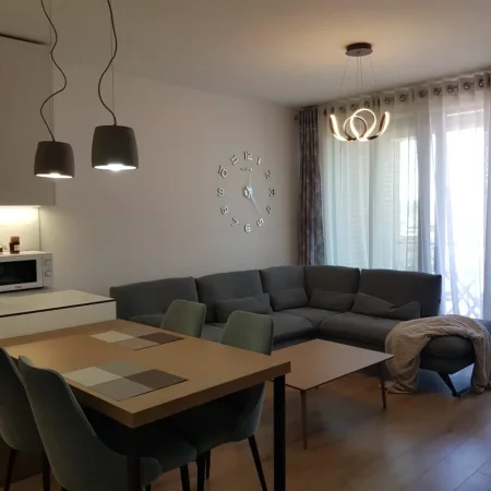 Tirane, jepet me qera apartament 2+1+Ballkon Kati 9, 100 m² 800 € (FioriDiBosco)