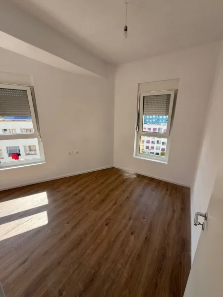 069 60 41 694 Tirane, jepet me qera apartament 1+1 Kati 5, 65 m² 450 € (Kompleksi Kadiu)