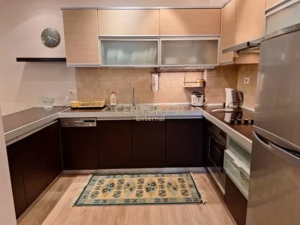 Tirane, jepet me qera apartament 2+1 Kati 5, 105 m² 900 € (Bllok)