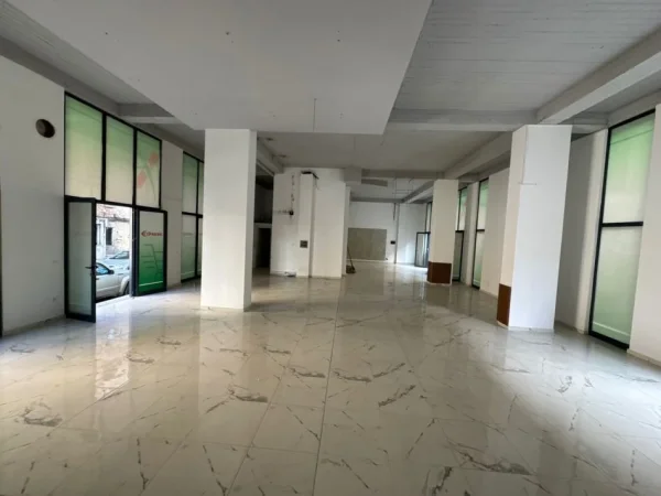 Tirane, jepet me qera ambjent biznesi Kati 0, 200 m² 2.300 € (IRFAN TOMINI NISHARAKU)