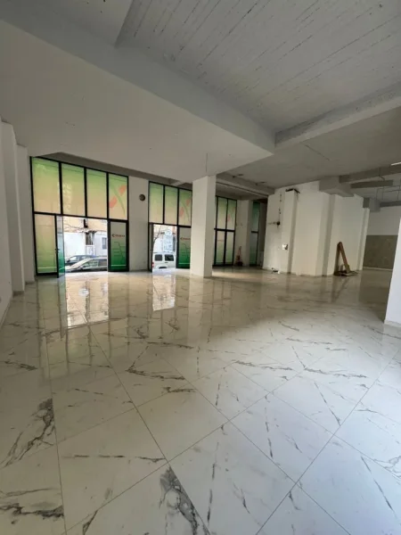 Tirane, jepet me qera ambjent biznesi Kati 0, 200 m² 2.300 € (IRFAN TOMINI NISHARAKU)