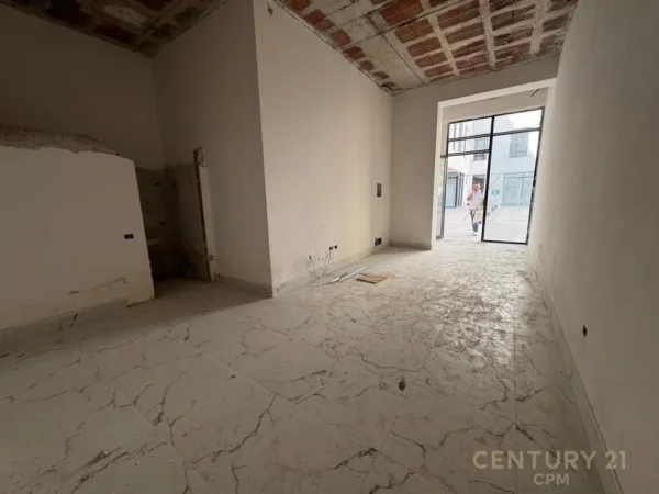 Tirane, jepet me qera dyqan Kati 0, 40 m² 900 € (Mine Peza)