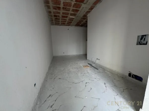 Tirane, jepet me qera dyqan Kati 0, 40 m² 900 € (Mine Peza)