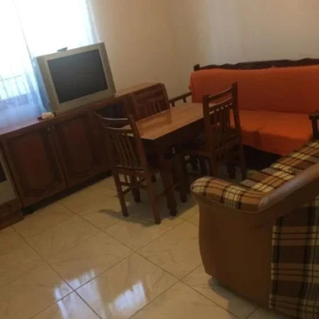 Tirane, jepet me qera apartament 1+1 Kati 1, 45 m² 300 € (rruga 5 maji)