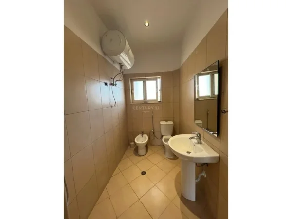 Tirane, jepet me qera apartament 2+1 Kati 3, 95 m² 550 € (Rr. Elbasanit , Vilat Amerikane)