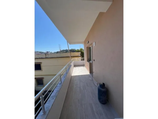 Tirane, jepet me qera apartament 2+1 Kati 3, 95 m² 550 € (Rr. Elbasanit , Vilat Amerikane)