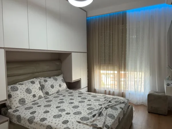 Tirane, jepet me qera apartament 1+1 Kati 7, 60 m² 600 € (Bulevardi Migjeni)