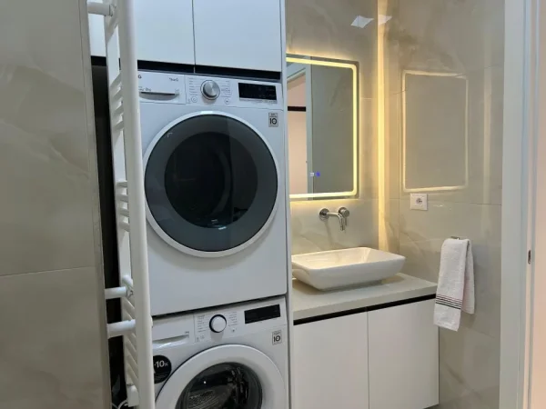 Tirane, jepet me qera apartament 1+1 Kati 7, 60 m² 600 € (Bulevardi Migjeni)