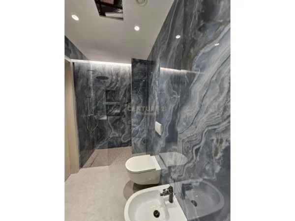 Tirane, jepet me qera apartament 3+1 Kati 6, 165 m² 2.500 € 