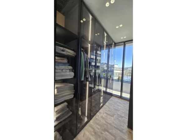 Tirane, jepet me qera apartament 3+1 Kati 6, 165 m² 2.500 € 