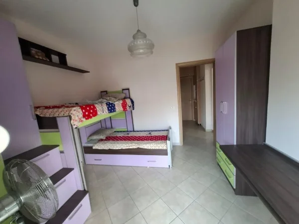 Tirane, jepet me qera apartament 2+1 Kati 4, 90 m² 650 € (Zogu Zi)