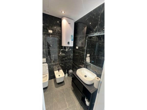 Tirane, jepet me qera ambjent biznesi Kati 9, 106 m² 1.450 € 