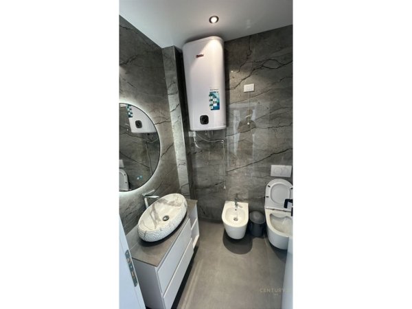 Tirane, jepet me qera ambjent biznesi Kati 9, 106 m² 1.450 € 