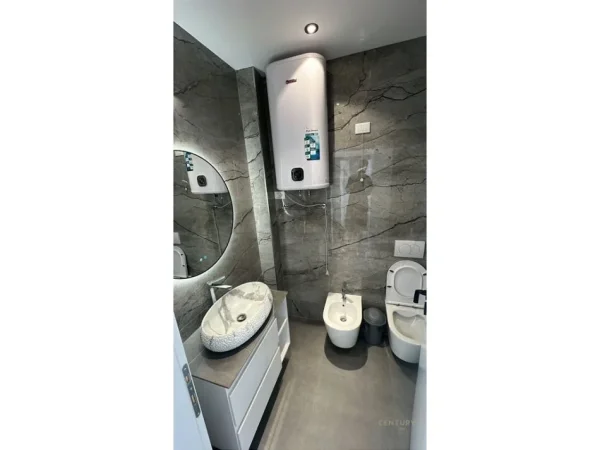 Tirane, jepet me qera ambjent biznesi Kati 9, 106 m² 1.450 € 