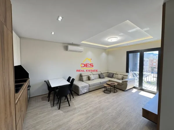 Vlore, jepet me qera apartament 1+1+Ballkon Kati 2, 70 m² 300 € (Rruga Gjergj Kastrioti)