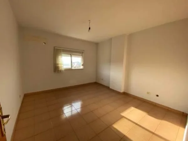 Tirane, jepet me qera apartament 2+1+Ballkon Kati 8, 110 m² 450 € (Komuna e Parisit)
