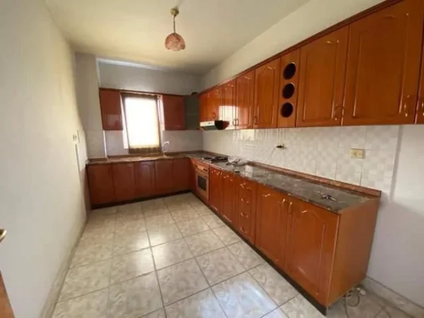 Tirane, jepet me qera apartament 2+1+Ballkon Kati 8, 110 m² 450 € (Komuna e Parisit)