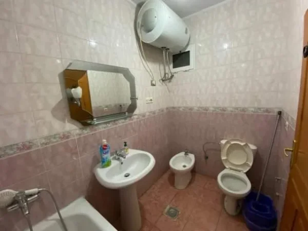 Tirane, jepet me qera apartament 2+1+Ballkon Kati 8, 110 m² 450 € (Komuna e Parisit)