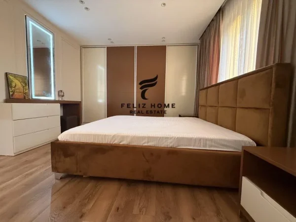 Tirane, jepet me qera apartament 2+1 Kati 13, 112 m² 800 € (LAPRAKE)